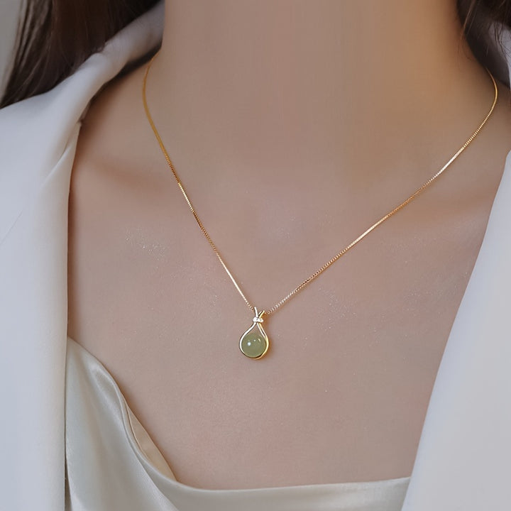 Luxurious Faux Jade Pendant Necklace